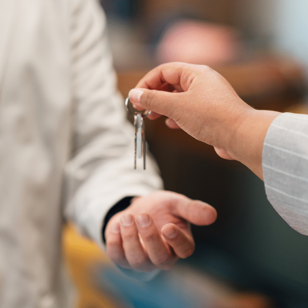 mao entregando chaves