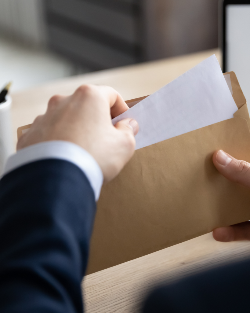 Homem abrindo um envelope marrom. Homem abrindo um envelope marrom.