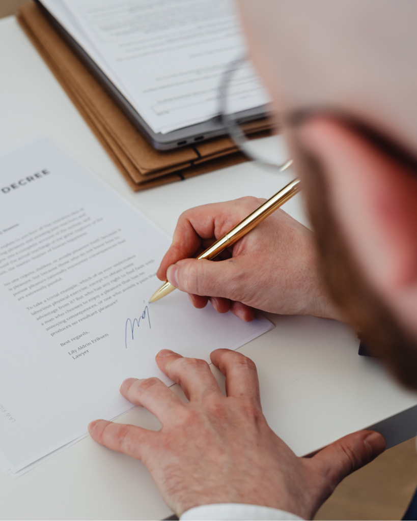 Pessoa assinando documento importante. Pessoa assinando documento importante.