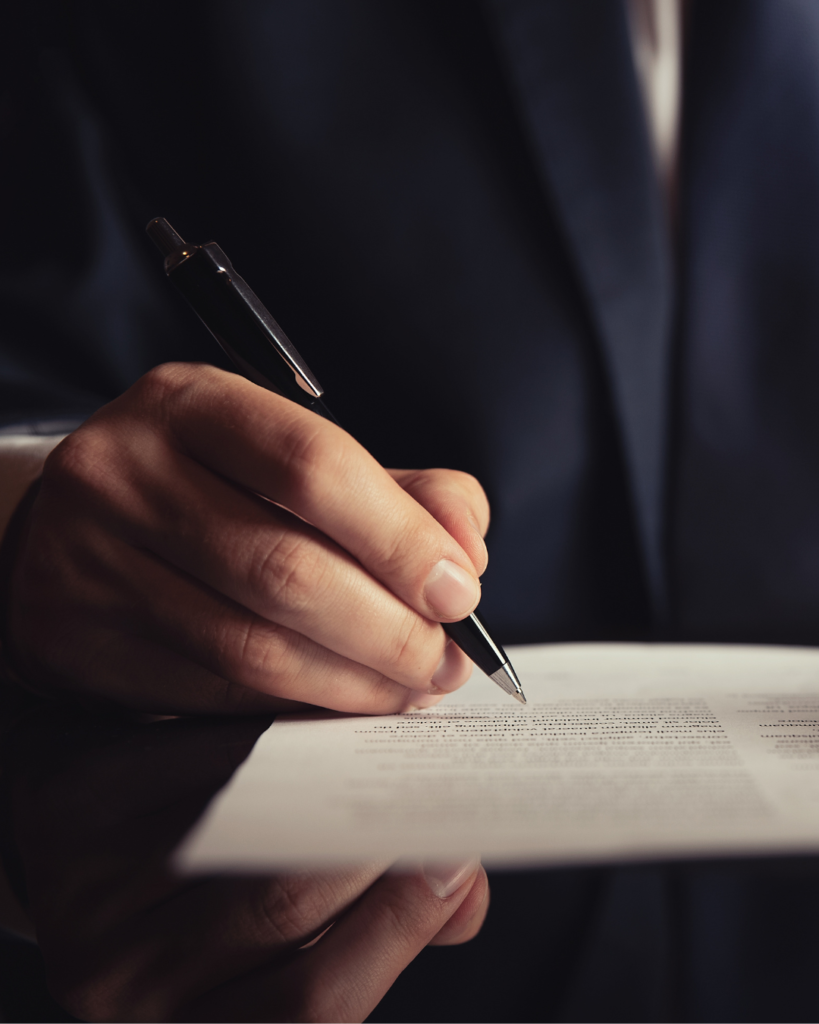 mao assinatura documento Mão assinando documento com caneta.